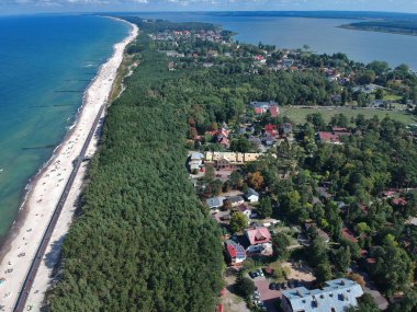 Deniz sahilinde turizm yaz tatili sırasında üzerinde havadan görünümü