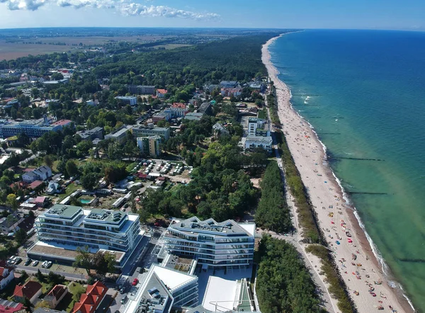 Deniz sahilinde turizm yaz tatili sırasında üzerinde havadan görünümü