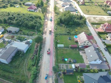 Konikowo, Polonya - 05 Eylül 2018 - ağır ekipman yeni bir yol Nieklonice Konikowo şehre Eylül 2018 üzerinde Konikowo şehirde bina havadan görünümü