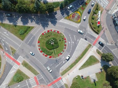 Slupsk, Polonya - 16 Ağustos 2018 - Slupsk şehir merkezi ile roundabout çiçek dekorasyonu ile havadan görünümü