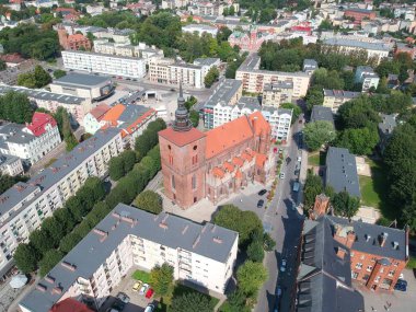 Slupsk, Polonya - 16 Ağustos 2018 - havadan görünümü Slupsk şehir merkezindeki tarihi katedral bina ile.