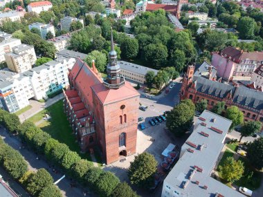 Slupsk, Polonya - 16 Ağustos 2018 - havadan görünümü Slupsk şehir merkezindeki tarihi katedral bina ile.