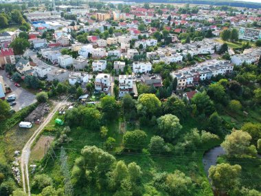 Koszalin, Polonya - 10 Ağustos 2018 - City Koszalin, Jantarowa Sokağı'nın alanı ve park ile havadan görünümü
