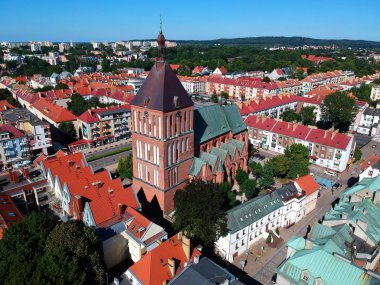 Koszalin, Polonya - 03 Ağustos 2018 - City Koszalin, Gotik katedral ve şehir merkezinin alan havadan görünümü
