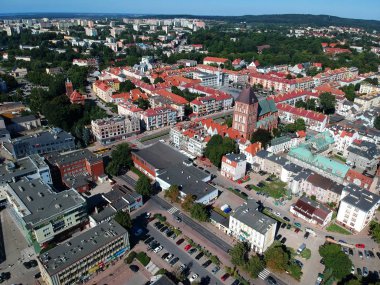 Koszalin, Polonya - 03 Ağustos 2018 - City Koszalin, Gotik katedral ve şehir merkezinin alan havadan görünümü