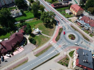 Miastko, Polonya - 05 Ağustos 2018 - Miastko şehir Mig-17 uçak, nehir Studnica ve dolambaçlı havadan görünümü