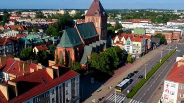 Koszalin, Polonya - 20 Temmuz 2018 - havadan görüntüleri, şehir Koszalin Gotik Katedrali üzerinde uçan yavaş