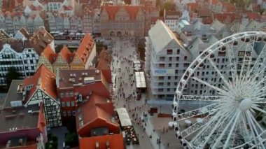 Gdansk, Polonya - 21 Temmuz 2018 - Gdansk City Turizm kalabalık ile eski şehir bölgesi hava görüntülerini