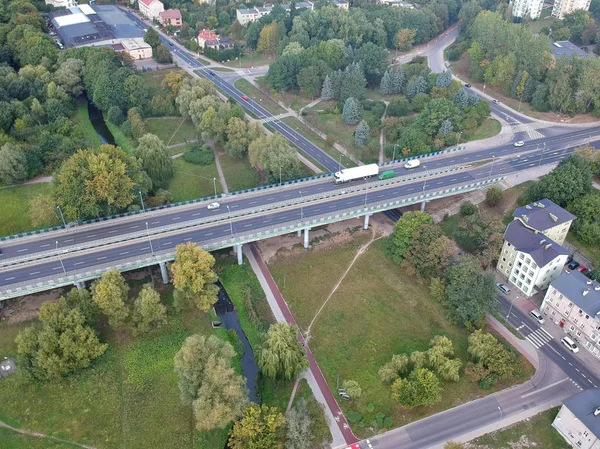 Вид Воздуха Автомобильный Мост Через Дорогу Реку Районе Города — стоковое фото