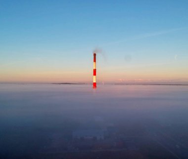 Tuğla baca ve şehir içinde sis kaplı havadan görünümü