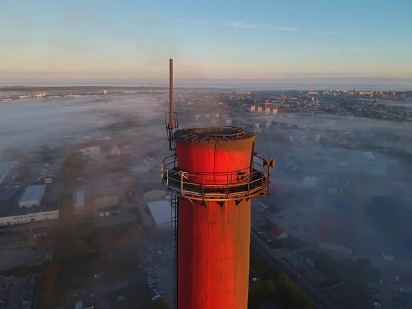 Vista Aérea Sobre Chimenea Ladrillo Ciudad Cubierta Niebla —  Fotos de Stock