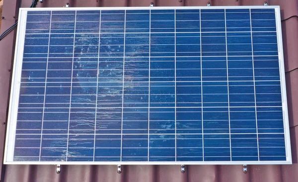 Vista aérea en el techo de la casa cubierta con paneles solares que producen energía eléctrica. Tecnología fotovoltaica —  Fotos de Stock