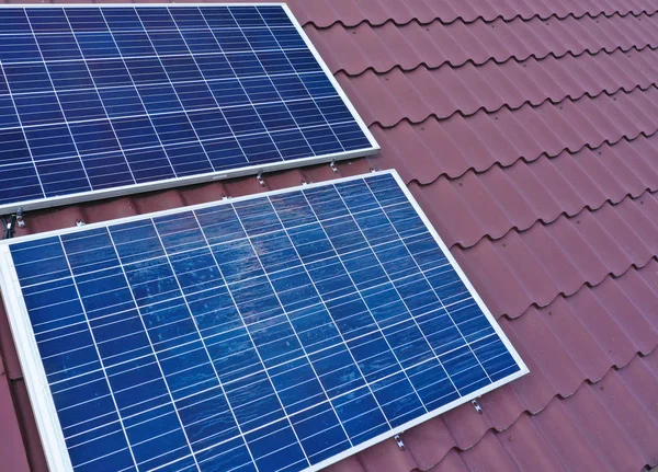 Luftaufnahme auf dem Hausdach, das mit Sonnenkollektoren bedeckt ist, die elektrische Energie erzeugen. Photovoltaik — Stockfoto