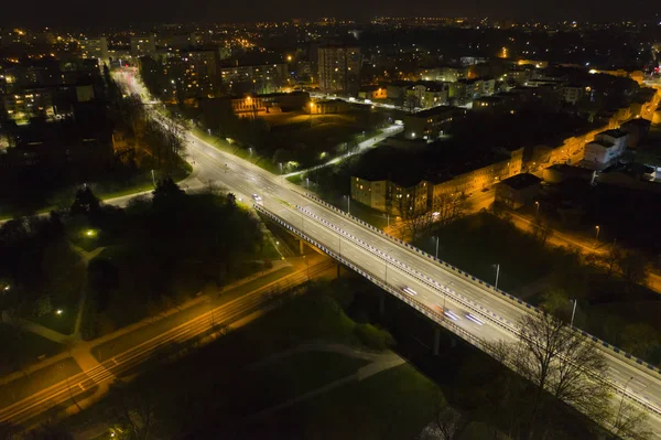 Şehir gece ışıklarında havadan manzara. Lamba aydınlatma ve araba ışıkları oyunu — Stok fotoğraf