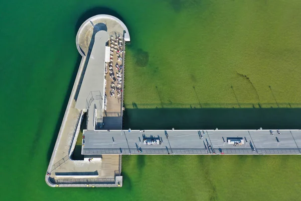 KOLOBRZEG, POLONIA - 25 DE ABRIL DE 2019 - Vista aérea de la ciudad de Kolobrzeg, área del muelle del Molo en la orilla del Mar Báltico con Café Restaurante y Turistas —  Fotos de Stock