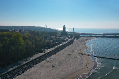 Kolobrzeg, Polonya - 25 Nisan 2019 - Kolobrzeg şehrine havadan görünüm, Baltık Denizi kıyısındaki Deniz Feneri alanı ve Breakwaters ile Gemi Limanı girişi.
