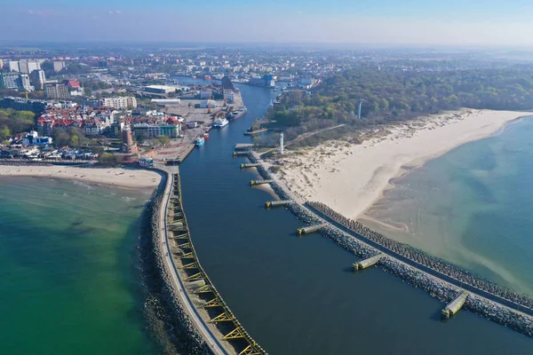 KOLOBRZEG, POLONIA - 25 APRILE 2019 - Veduta aerea sulla città di Kolobrzeg, area del faro sulla riva del Mar Baltico e ingresso al porto delle navi con Breakwaters . — Foto Stock