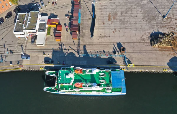 Kolobrzeg, Polen-25 april 2019-bovenaanzicht van de stad Kolobrzeg, het gebied van de vuurtoren aan de Baltische zee en de Scheepshaven met Jantar cruiseschip — Stockfoto