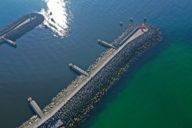 Deniz kopuşu suları ve gemi limanı girişinde havadan yukarıdan aşağıya görünüm.