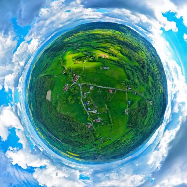 Çayırlar, orman ve kolza alanları ile çevrili vadide turistik şehir ile sudety dağlarda Hava 360 panoramik küçük gezegen görünümü