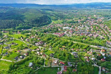 Çayırlar, orman ve kolza tarlaları ile çevrili vadide turistik şehir ile sudety dağlara havadan bakış açısı görünümü.
