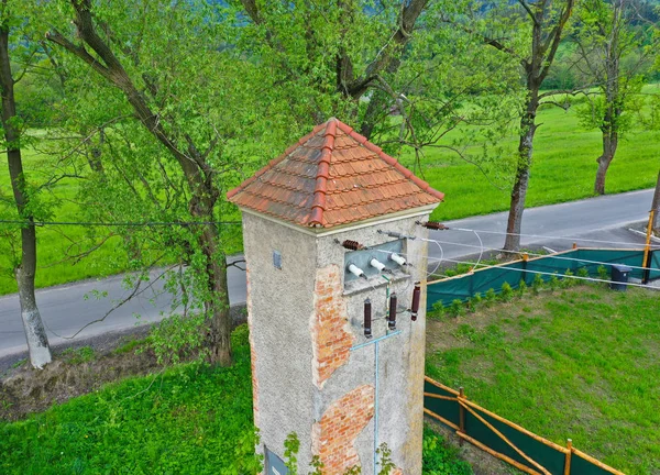 Visão aérea do drone da perspectiva na torre histórica velha do poder para transferir a energia elétrica através da linha aérea — Fotografia de Stock