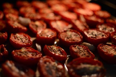 Fırında pişmiş baharatlar ile kırmızı kurutulmuş domates