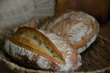 İki tane ekmek güzel altın kabuk ve desenleri ile