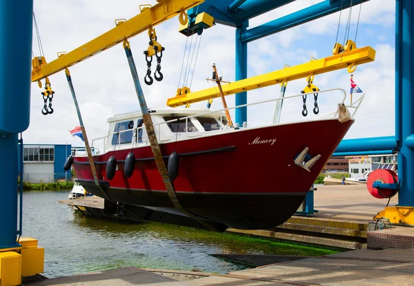 Boat Crane Lifting Motorboat — Stock Photo, Image