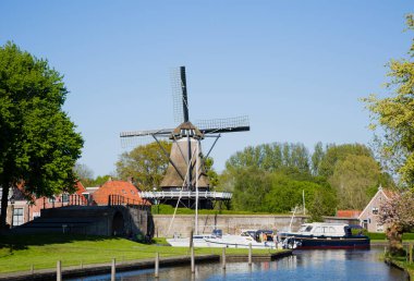 Sloten'daki, Hollanda - 5 Mayıs 2018; Hollandalı Motorbot demirleyen Sloten'daki, Friesland, Hollanda 