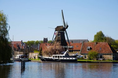 Sloten'daki, Hollanda - 5 Mayıs 2018; Hollandalı Motorbot demirleyen Sloten'daki, Friesland, Hollanda 