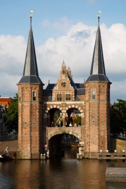 Sneek, Friesland, Hollanda - 4 Ağustos 2018; Ünlü watergate Sneek, Friesland, Hollanda