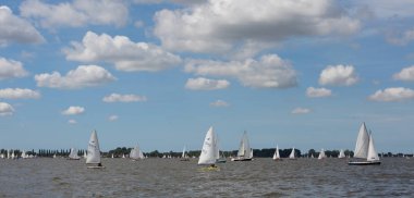 Sneek, Friesland, Hollanda - 5 Ağustos 2018; Sneek, Friesland, Hollanda Sneekweek 2018 Regatta sırasında Sneek gölde Yelkenli Gemiler