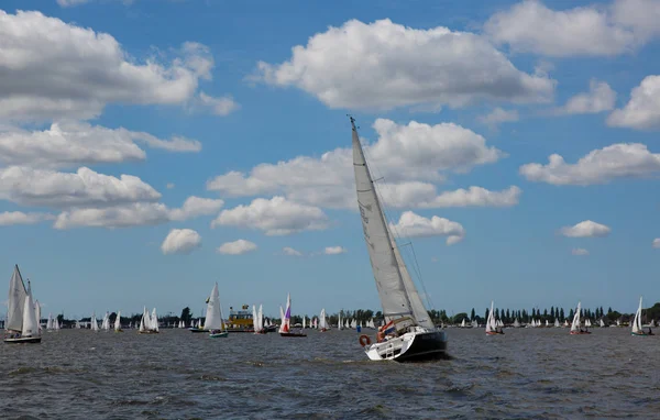 Sneek, Friesland, Hollanda - 5 Ağustos 2018; Sneek, Friesland, Hollanda Sneekweek 2018 Regatta sırasında Sneek gölde Yelkenli Gemiler