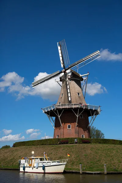 ドックム フリースラント州 オランダ 2018 ドックム フリースラント州 歴史的な町のオランダの要塞に風車と運河のボート — ストック写真