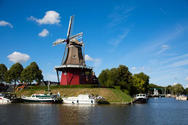 Dokkum Friesland Nederländerna Augusti 2018 Båtar Kanalen Och Väderkvarn Befästningar — Stockfoto