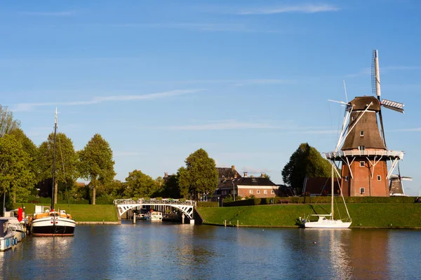 ドックム フリースラント州 オランダ 2018 ドックム フリースラント州 歴史的な町のオランダの要塞に風車と運河のボート — ストック写真