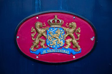 Bir antika trai kenarındaki Hollanda arması