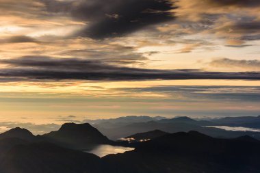 Dağ siluetleri ile dramatik sabah gök