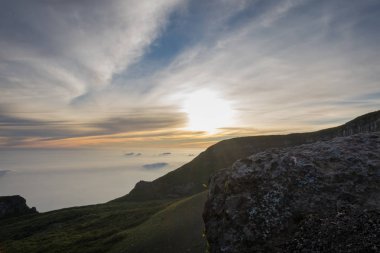 Gede düzenlenen dağın tepesine görünümünden güzel gündoğumu