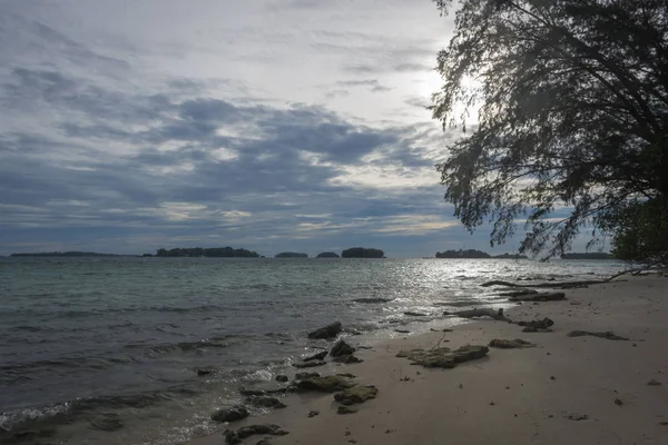 Panorama görünümünü Perak Adası, Endonezya, güzel deniz kıyısı. Turkuaz deniz suyu ve yeşil ağaçları ve deniz kıyısına buzlu ile yakalanan — Stok fotoğraf