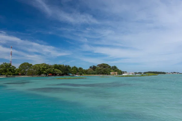 Uma bela panorâmica da ilha de Kepala com céu limpo e água azul-turquesa tirada do barco de velocidade em mil ilhas, Indonésia — Fotografia de Stock
