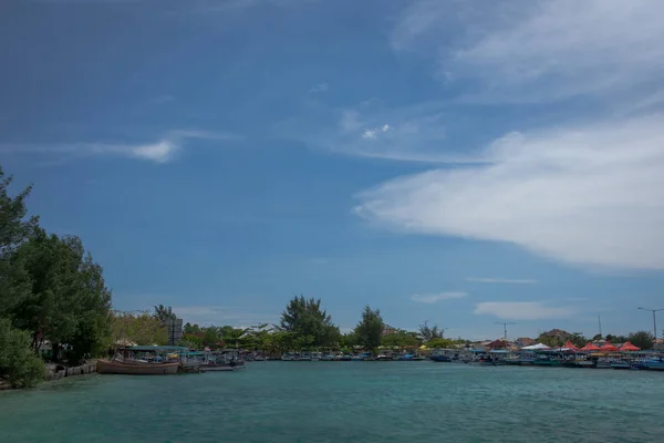 O porto tradicional na Ilha Harapan, Indonésia, com barcos de pesca que estão esperando e pronto para trazer turistas para explorar a beleza da ilha — Fotografia de Stock