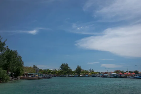 The traditional port on Harapan Island, Indonesia with fishing boats that are waiting and ready to bring tourists to explore the beauty of the island — Stock Photo, Image