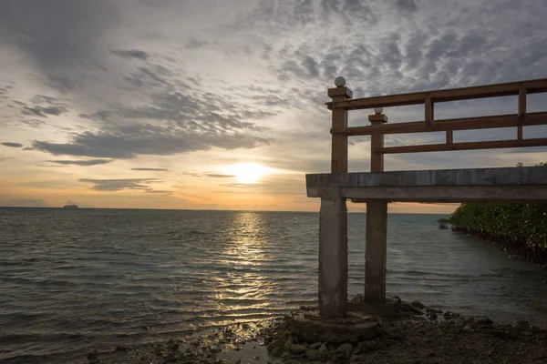 A ponte de pedra que localiza-se no pôr-do-sol na Ilha Real, Indonésia. Um ótimo lugar para sentar e apreciar a beleza do pôr do sol — Fotografia de Stock