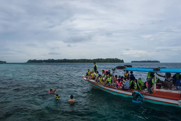 Harapan Island, Jakarta, Endonezya 23 Aralık 2017: Yerel turist bir grup zevk Harapan deniz Adası, Endonezya geleneksel tekneler kullanarak şnorkel — Stok fotoğraf