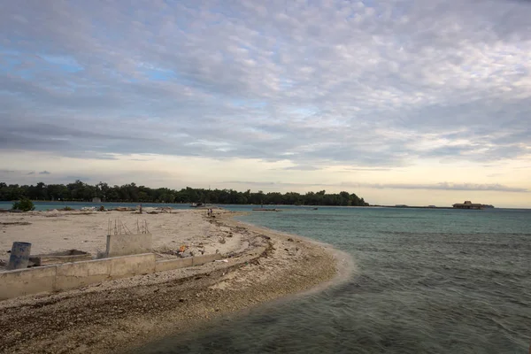 Royal Island Resort, Endonezya gökyüzü akşam ile alınan sahilde inşaatı. — Stok fotoğraf