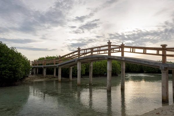 Uma bela ponte para conectar Royal Island Cottage a uma praia artificial que está sendo construída — Fotografia de Stock