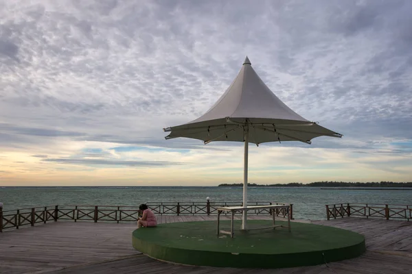 Royal Island Resort, Indonésia lugar acolhedor chamado 'Sunset Point' com guarda-chuva e lugar para fazer atividades enquanto aprecia o pôr do sol — Fotografia de Stock