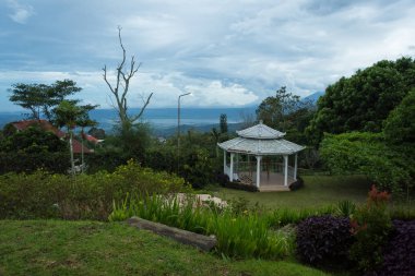 Güzel bahçede inşaat çardak altında. Bandungan Hills Hotel and Resort'un Semarang, Endonezya'daki arka bahçe manzarası.